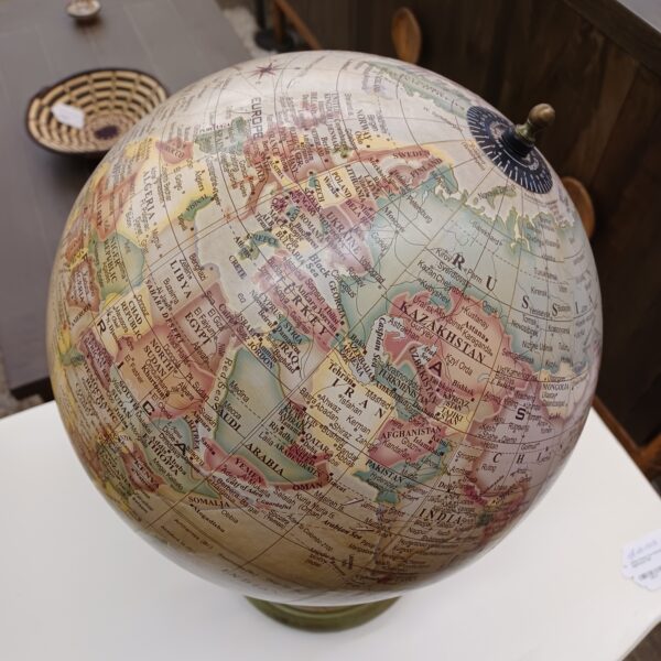 green base globe