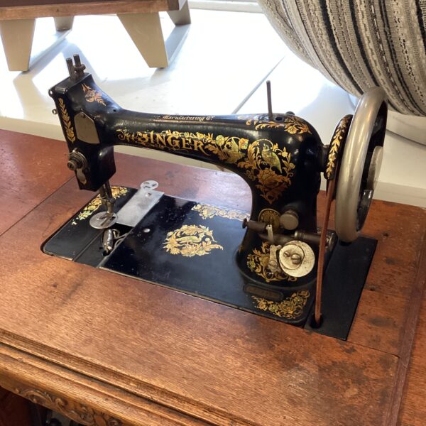 antique singer sewing machine w/accoutrements