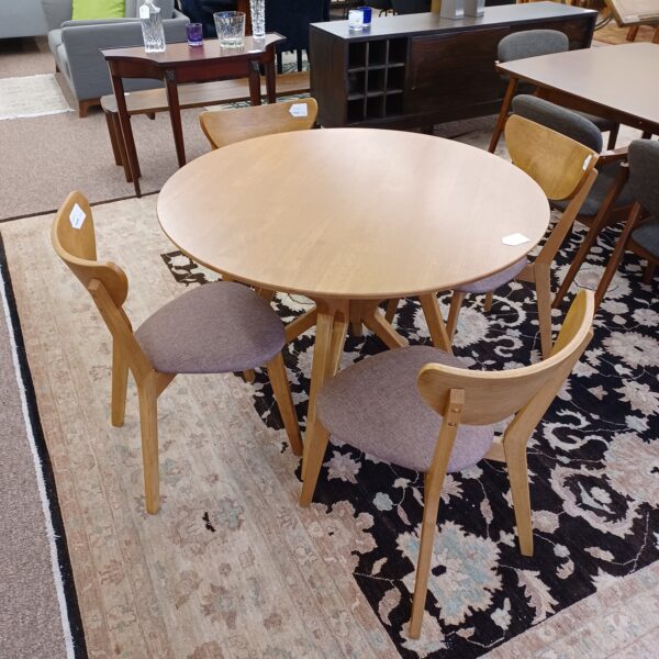 natural round dining table