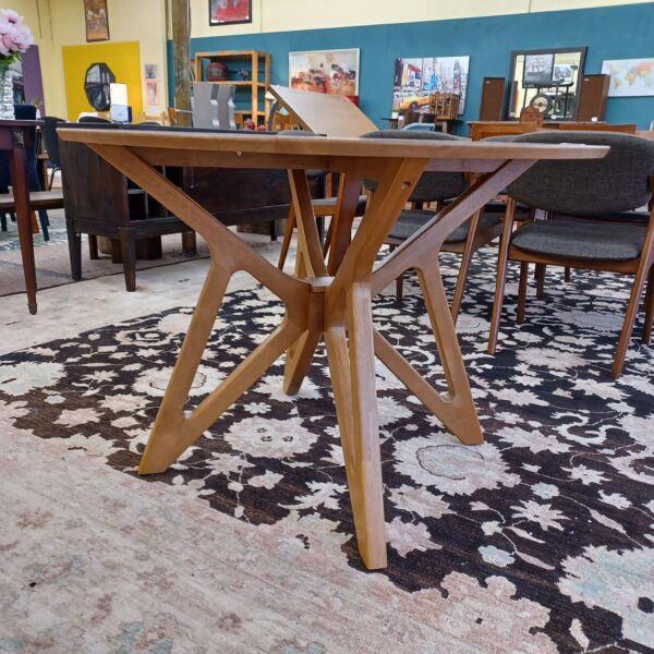 natural round dining table